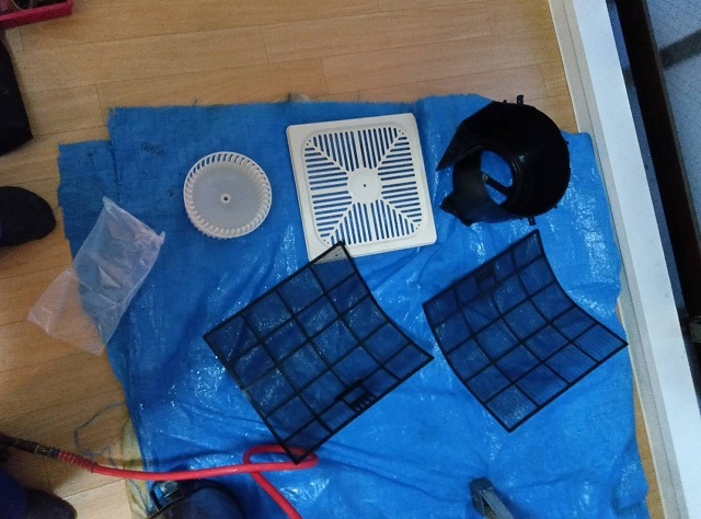 マンションでエアコンクリーニングとゴミ箱修理を実施しました（東京都杉並区）